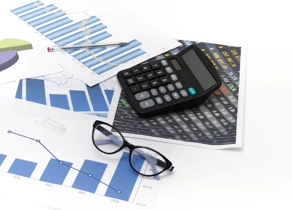 Uomo d'affari che analizza grafici di investimento con calcolatrice e lapt — Foto Stock