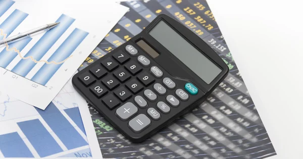 Biznesmen analizowania wykresów inwestycji z kalkulatora i lapt — Zdjęcie stockowe