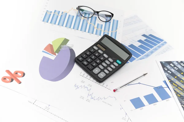 Uomo d'affari che analizza grafici di investimento con calcolatrice e lapt — Foto Stock