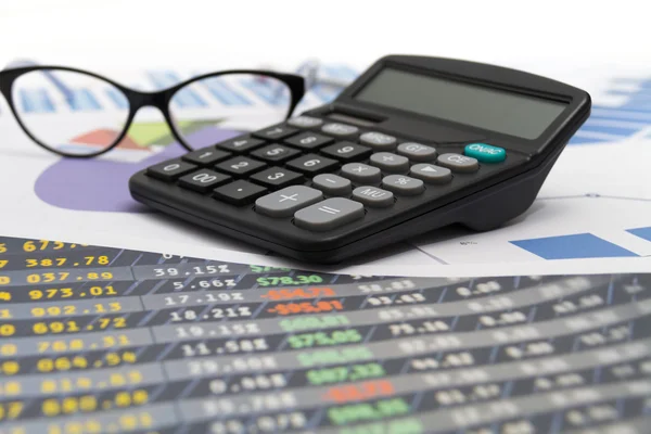 Podnikatel analýze investiční grafy s Kalkulačka a lapt — Stock fotografie