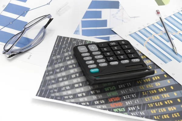 Бізнесмен аналізує інвестиційні карти з калькулятором і ноутбуком — стокове фото