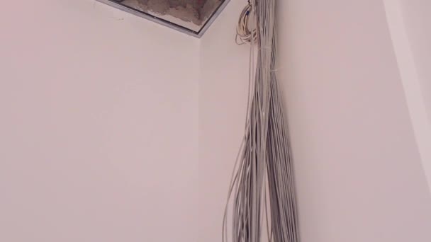 Nouveaux câbles électriques réseau sur le mur 