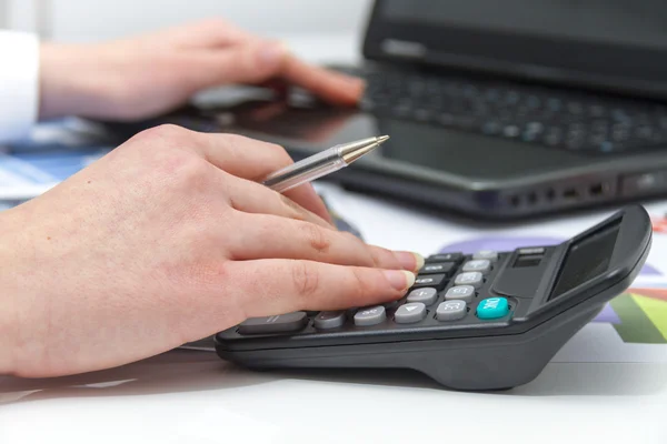 Junge Geschäftsfrau berechnet Finanzdokumente — Stockfoto