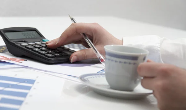 Junge Geschäftsfrau berechnet Finanzdokumente — Stockfoto