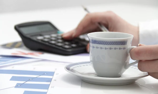 Jovem empresária calculando documentos financeiros — Fotografia de Stock