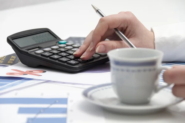 Junge Geschäftsfrau berechnet Finanzdokumente — Stockfoto