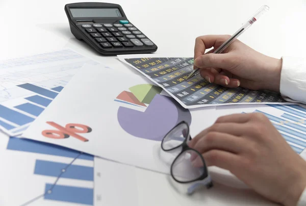 Jovem empresária calculando documentos financeiros — Fotografia de Stock