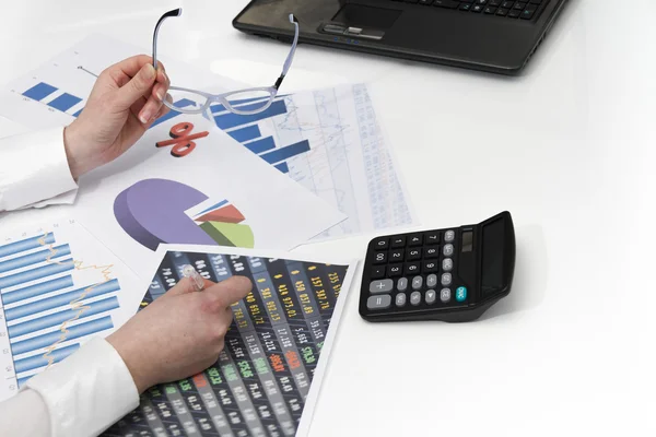 Jovem empresária calculando documentos financeiros — Fotografia de Stock