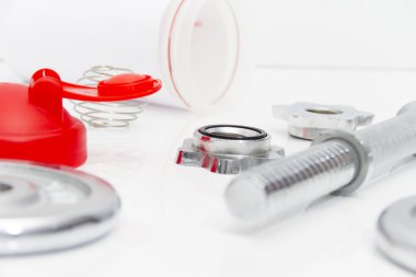 Siyah dumbell ve gevşek ağırlık