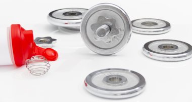 Siyah dumbell ve gevşek ağırlık