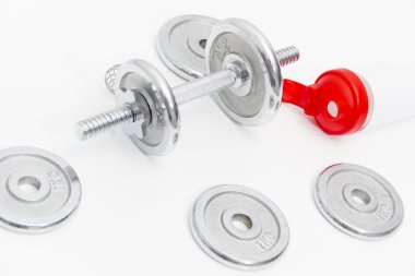 Siyah dumbell ve gevşek ağırlık