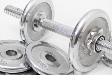 Siyah dumbell ve gevşek ağırlık