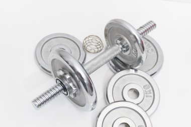 Siyah dumbell ve gevşek ağırlık