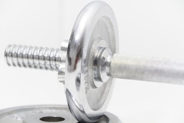 Siyah dumbell ve gevşek ağırlık