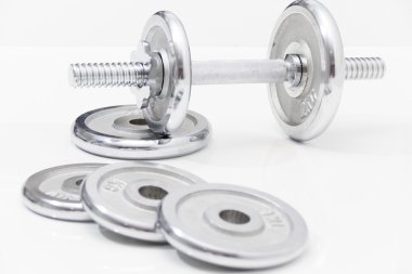 Siyah dumbell ve gevşek ağırlık