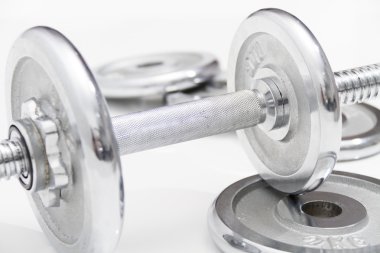 Siyah dumbell ve gevşek ağırlık