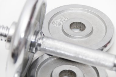 Siyah dumbell ve gevşek ağırlık