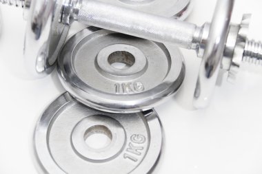 Siyah dumbell ve gevşek ağırlık