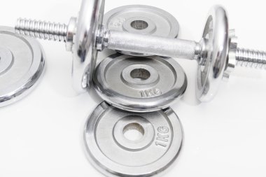 Siyah dumbell ve gevşek ağırlık