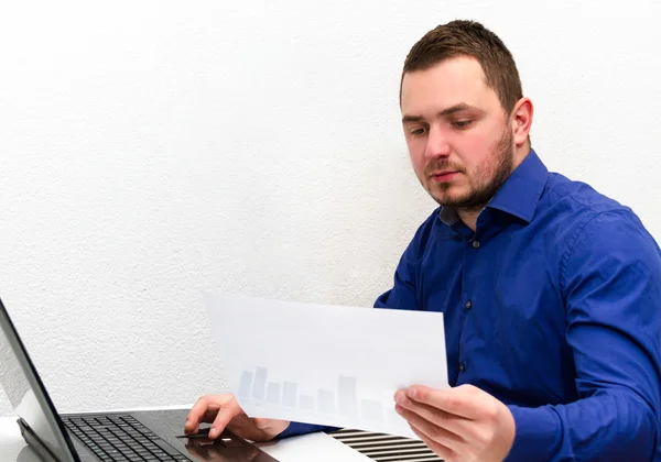 Foto del Empresario con café y laptop analizando la dinámica de ganancias de monitoreo en la empresa — Foto de Stock