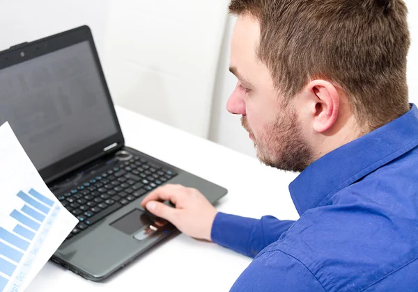 Photo de l'homme d'affaires avec café et ordinateur portable analyse de la dynamique des bénéfices de surveillance dans l'entreprise — Photo