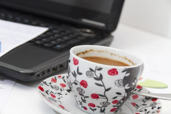 Empresário com café e laptop analisando o monitoramento — Fotografia de Stock