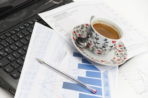 Affärsman med kaffe och bärbar dator analysera övervakningen — Stockfoto