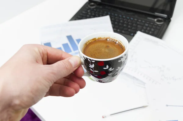 Empresario con café y laptop analizando el monitoreo — Foto de Stock