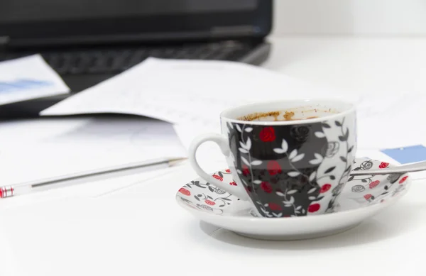 Empresario con café y laptop analizando el monitoreo — Foto de Stock