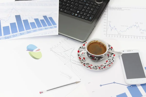 Üzletember kávéval és laptoppal, a monitorozás elemzése — Stock Fotó