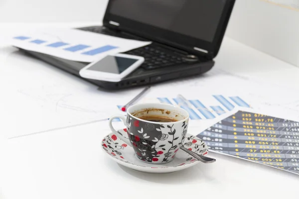 커피와 노트북을 가지고 있는 사업가가 모니터링 장치의 분석을 하는 모습 — 스톡 사진