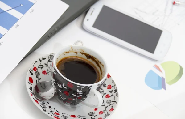 Empresário com café e laptop analisando o monitoramento — Fotografia de Stock