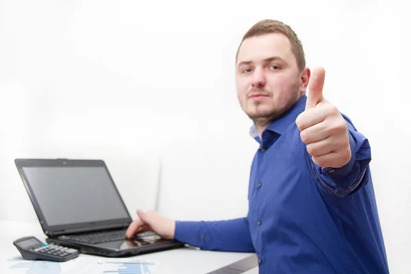 Uomo d'affari con caffè e laptop che analizza il monitoraggio — Foto Stock