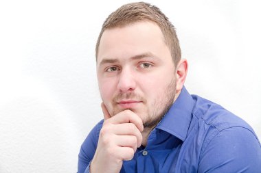 Kahve ve dizüstü bilgisayarlı bir işadamı izleme cihazını inceliyor.