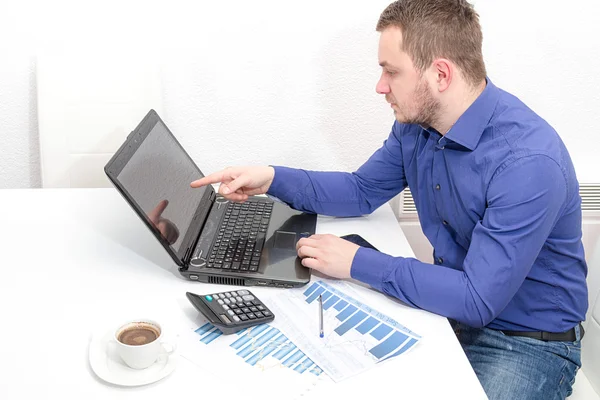 Uomo d'affari con caffè e laptop che analizza il monitoraggio — Foto Stock