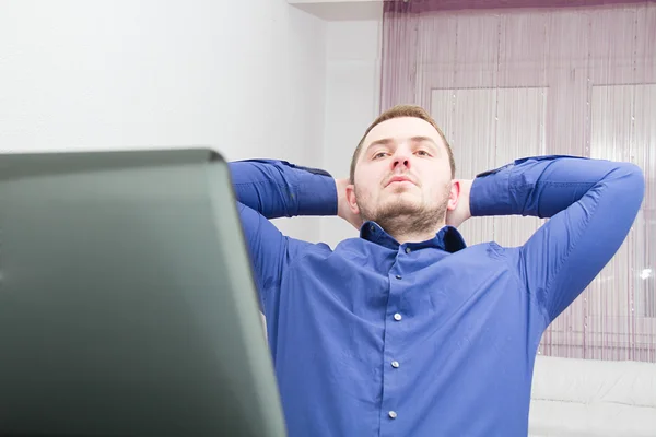 Geschäftsmann mit Kaffee und Laptop bei der Analyse der Überwachung — Stockfoto