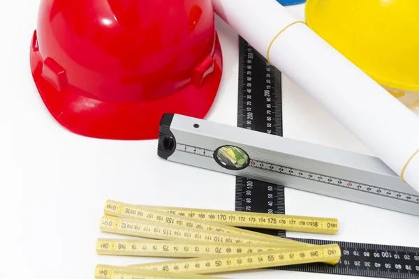 Cascos coloridos y herramientas para los dibujos de construcción y buildin —  Fotos de Stock