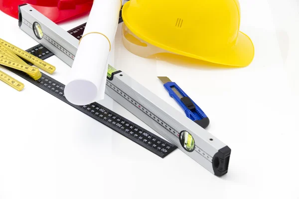 Capacetes coloridos e ferramentas para desenhos de construção e buildin — Fotografia de Stock