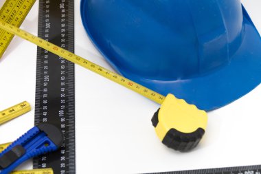 Renkli kask ve inşaat çizimleri ve tanıklarımız için Araçlar