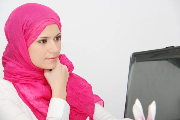 Hermosa joven musulmana mujer de negocios con ordenador portátil en la oficina —  Fotos de Stock
