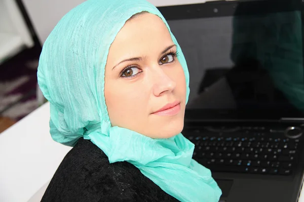 Schöne junge muslimische Geschäftsfrau mit Laptop im Büro — Stockfoto