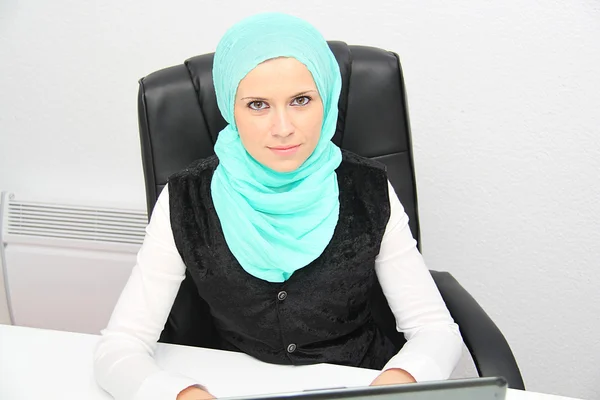 Beautiful young muslim business woman with laptop in office — Stock Photo, Image