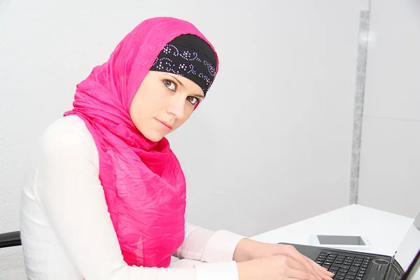 Mooie jonge moslim zakenvrouw met laptop in office — Stockfoto