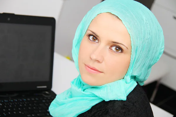 オフィスでラップトップを持つ美しい若いイスラム教徒ビジネス女性 — ストック写真