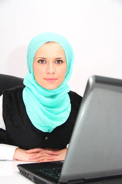 Mooie jonge moslim zakenvrouw met laptop in office — Stockfoto