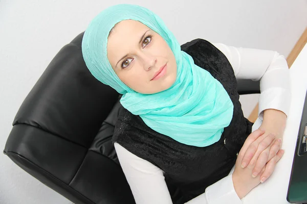 Vackra unga muslimska affärskvinna med laptop i office Stockbild