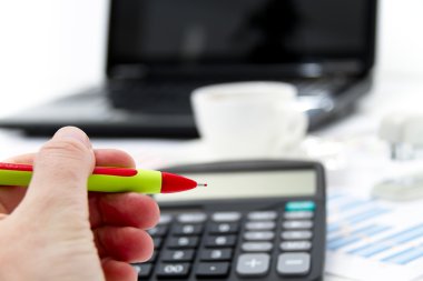 İş yatırım grafik hesap makinesi ve dizüstü bilgisayar ile analiz