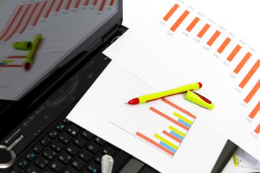 İş yatırım grafik hesap makinesi ve dizüstü bilgisayar ile analiz