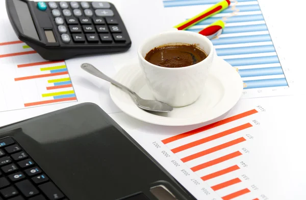 Analysera affärsdiagram investeringar med miniräknare och laptop — Stockfoto