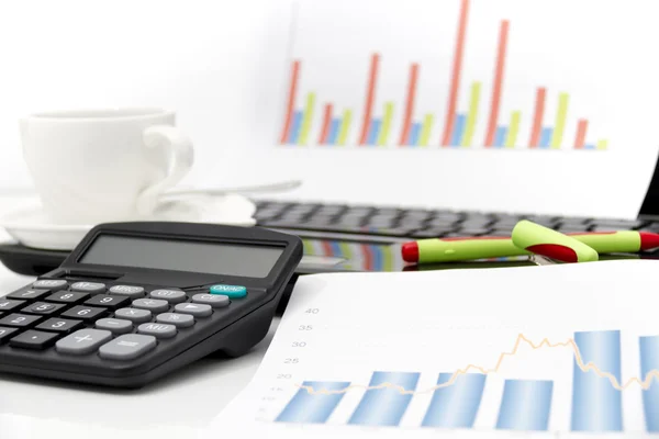 Análisis de gráficos de inversión empresarial con calculadora y portátil — Foto de Stock